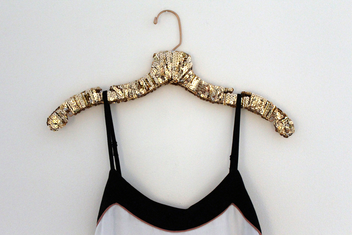 Clothing_hanger_covered_in_gold_sequins_how_to1
